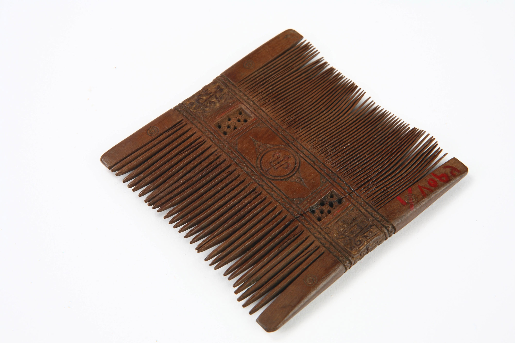 Hair comb, 1300-1400 AD, Egypt, Museum of Islamic Art, Cairo, no.3957-1