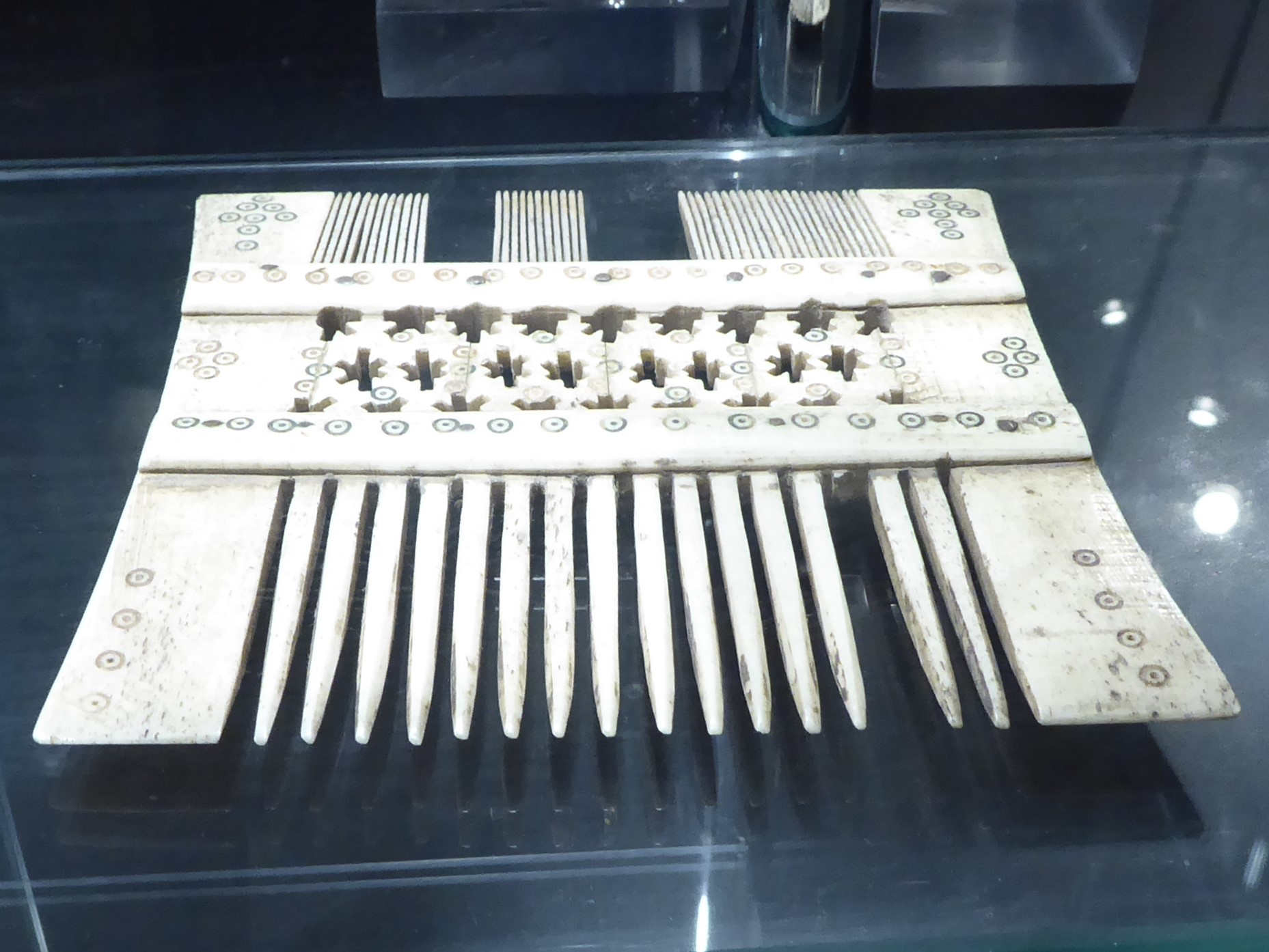 Hair comb, ivory, 1100-1200 n.l., Orense cathedral, San Rosendo, Celanova, Spain