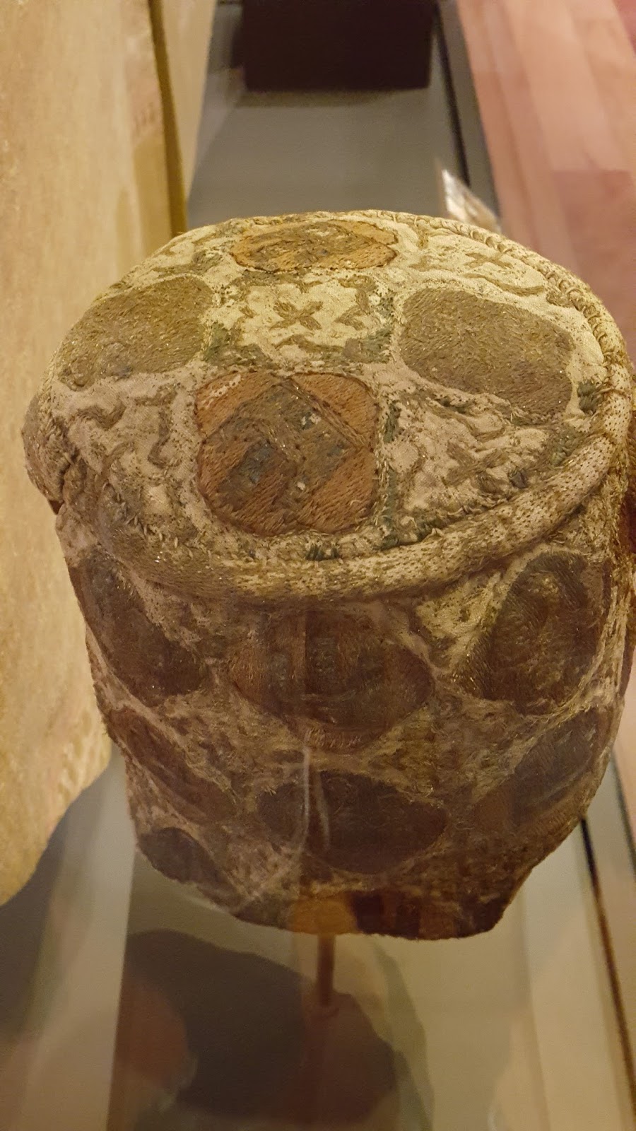 Capiello caballero, 1274 AD, Spain, don Felipe, Vestiduras ricas