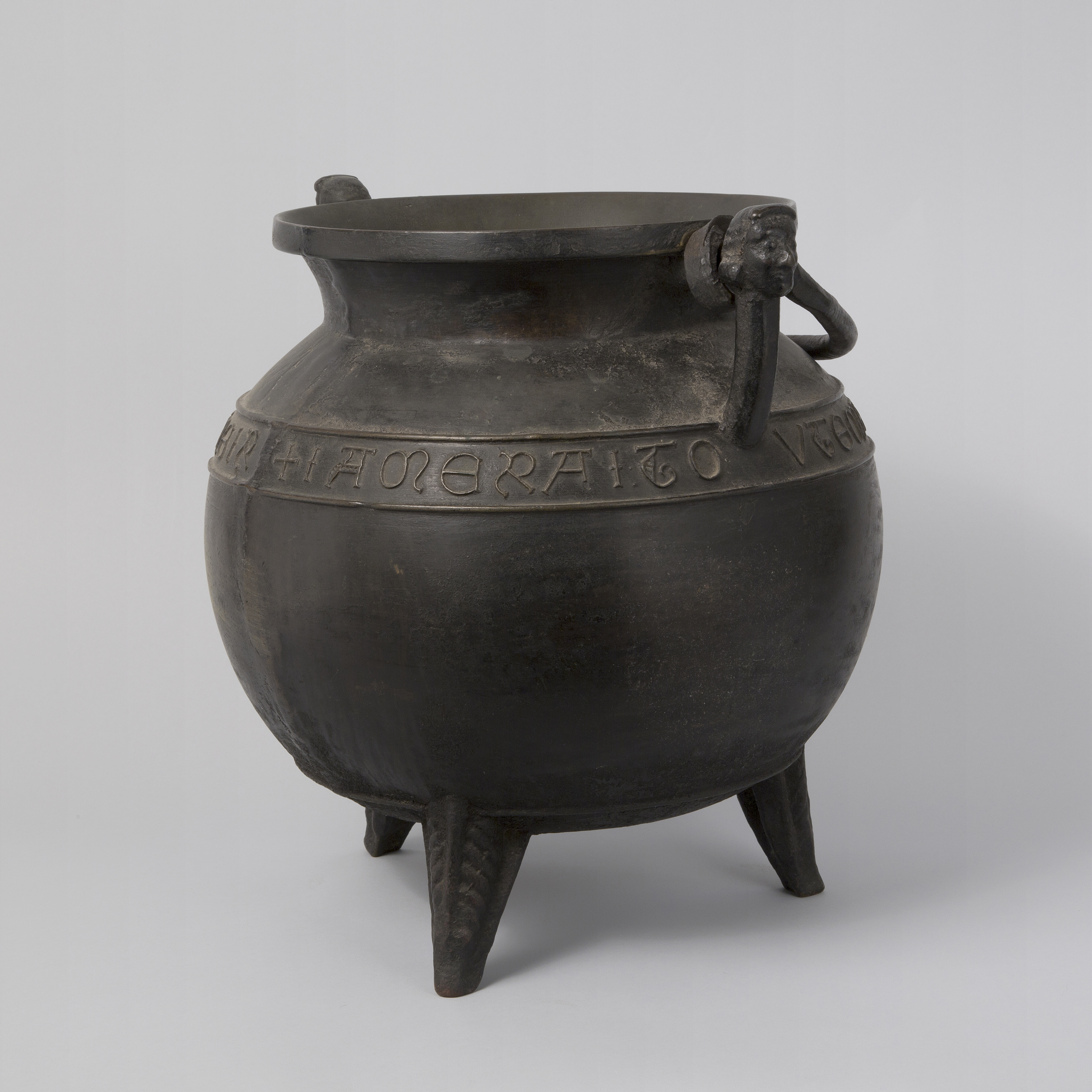 _images/cauldron-french-southern-nederlands-13-or14thc.jpg