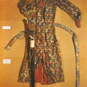 11-fernando-de-la-cerda-tunic-belt-sword_1280.jpg