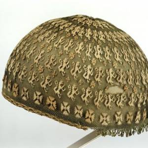 03-bonnet-couvre-chef-liege-cathedrale-saint-paul-creator-1201-1300-material-hedvabi-tech-krajka-brokat-17cm-53cm.jpg