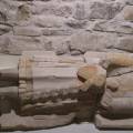 Polychromovaný náhrobek Bernata de Boixadors, katalánského guvernéra
Sardinie (1340). Plechové holeně jsou na náhrobcích k vidění již od
druhé poloviny 13. stol. Kroužková ochrana chodidel a kroužková košile s
kapucí a aventailem, dlouhými rukávy a rukavicemi, možná s oddělenými...