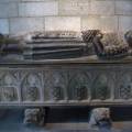 Àlvar II dÀger, hrabě Urgell z Aragónského království. Zemřel roku 1299.
Vidíme plechové holeně, plechové rukavice s prstovými články, plátový
kabátec a podbradník, kroužkovou kapuci s aventailem. Podle dobových
záznamů z 13. století se plátové kabátce, v Aragónu a Kastílii se jim
říkalo kyrysy, skládaly ze dvou dílů, pravděpodobně spojených řemínky...